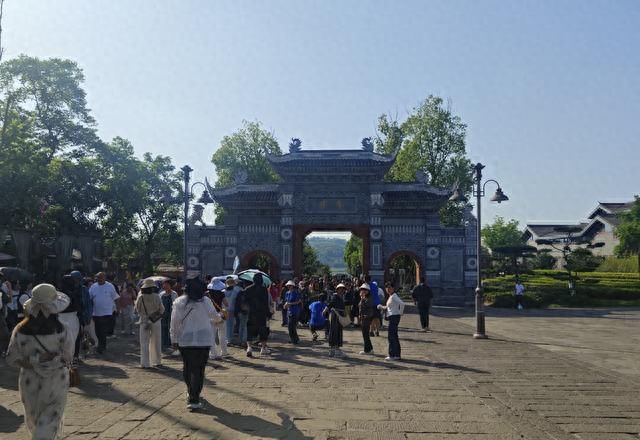 号称万里长江第一古镇的李庄；为何容纳半个中国的文化大师