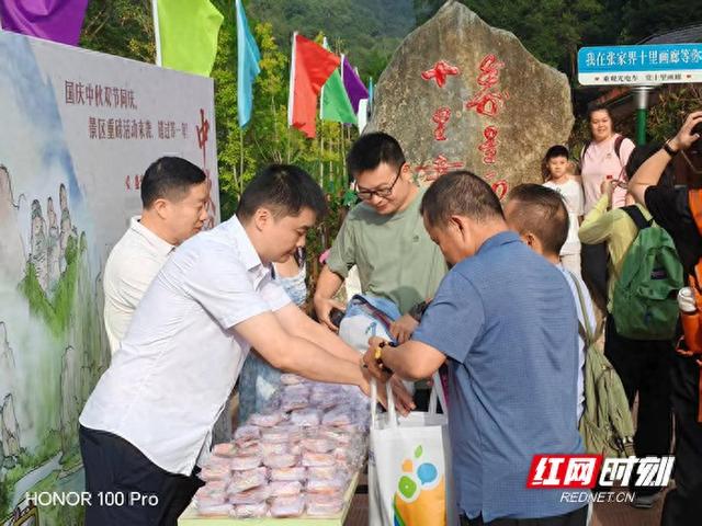 国庆游张家界｜中秋月饼暖旅途 张家界十里画廊观光电车“宠游客”获赞