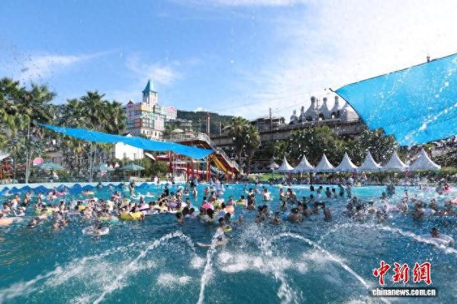 重庆发布高温橙色预警 市民水上乐园享清凉