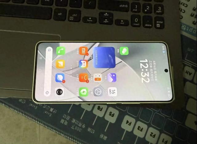 800元的骁龙8s直屏神机，标配12G+256G存储，跑分175万