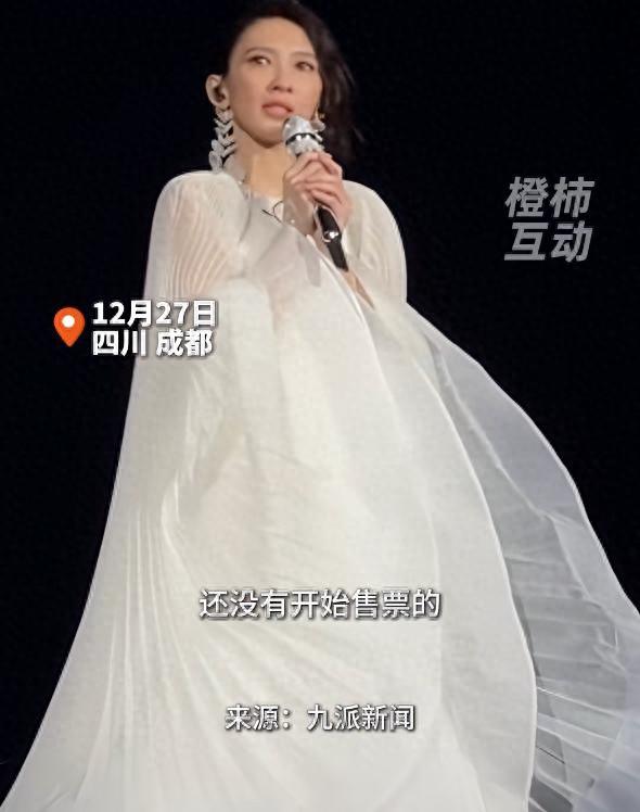 戴佩妮哽咽宣布取消北京广州演唱会，承认自己做不好