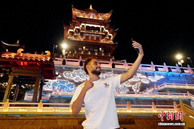 浙江义乌：鸡鸣阁夜色如画 吸引中外游客打卡