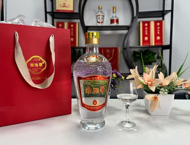 胖东来自由爱刚火，这款白酒又被8090后捧红，聚餐必点清单更新了！