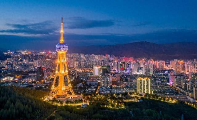 大量美国游客涌入西宁，打着旅游幌子不去旅游不吃美食，为啥来？