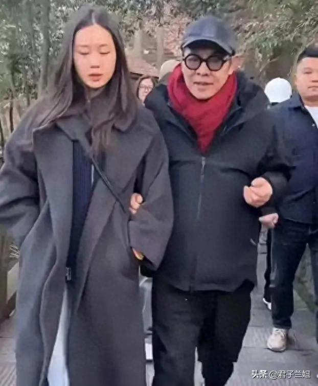 李连杰来安徽九华山!62 岁打扮朴素有点显老,22 岁女儿长相竟像妈