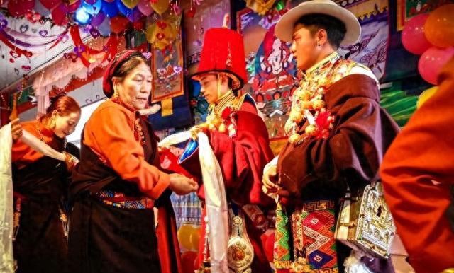 山东游客到青海遇牧民办酒席，随礼300吃席	，结果吃完被拦不让走