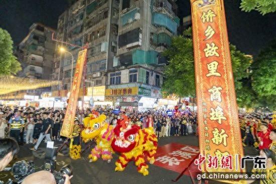 汕头东方街道龙眼南美食街双节同庆巡游表演活动璀璨