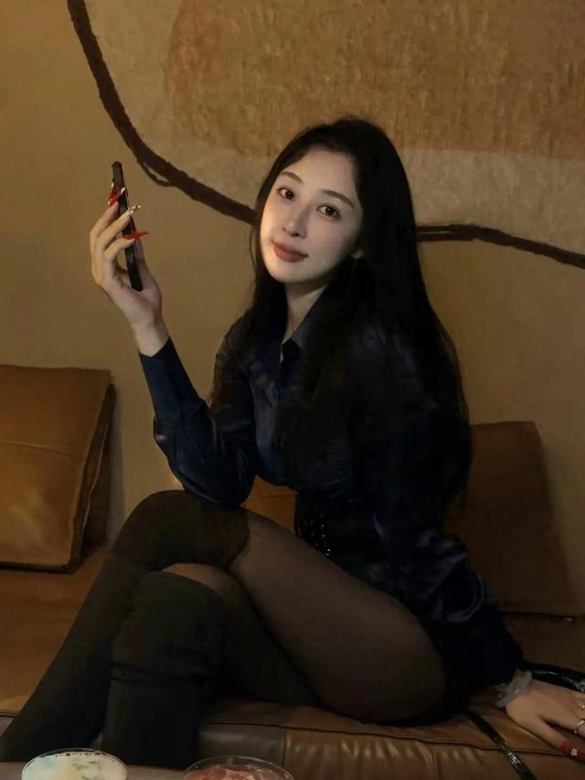 击剑运动员秦雪为什么喜欢穿黑丝啊？她大腿挺粗的！
