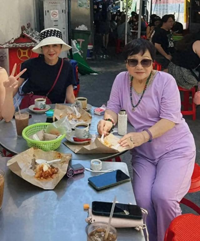 四太梁安琪带老母亲马来度假，梁妈妈出镜好贵气，祖孙仨吃路边摊