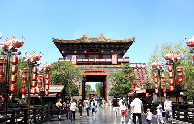 河南开封：游客游览清明上河园