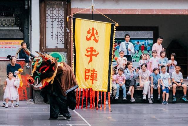 新津古家“火牛”耍成都 游客体验乡土与国际的奇妙邂逅｜万千气象成都行