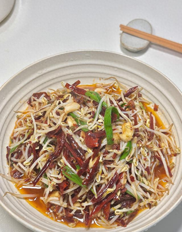 酸辣豆芽最过瘾做法！脆爽开胃，10分钟搞定家常下饭菜