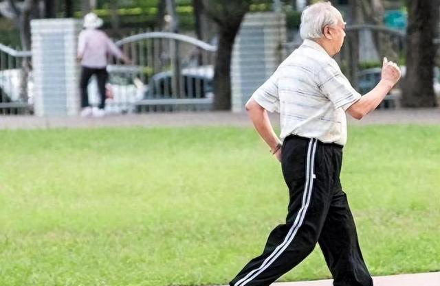 快走被认证为最“长寿运动”！医生提醒：快走时注意这几点