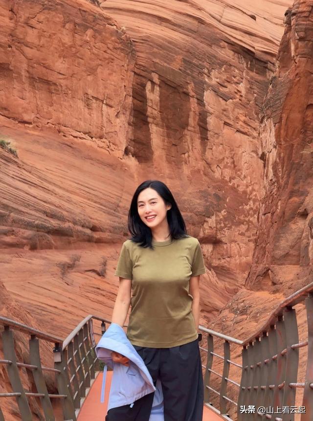 朱茵：榆林波浪谷游玩，夫黄贯中罕现身