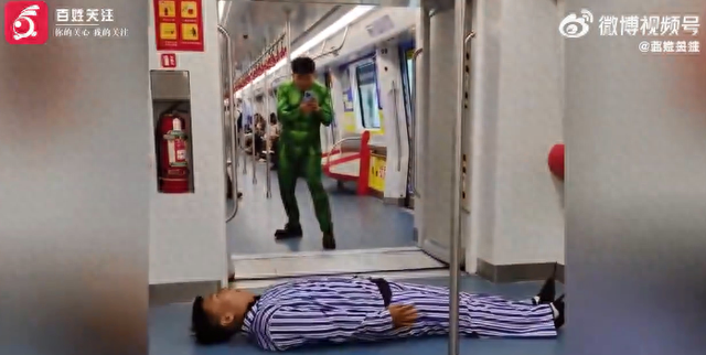 绿巨人污vip破解版（绿巨人和病号服地铁互拍引发乘客恐慌）
