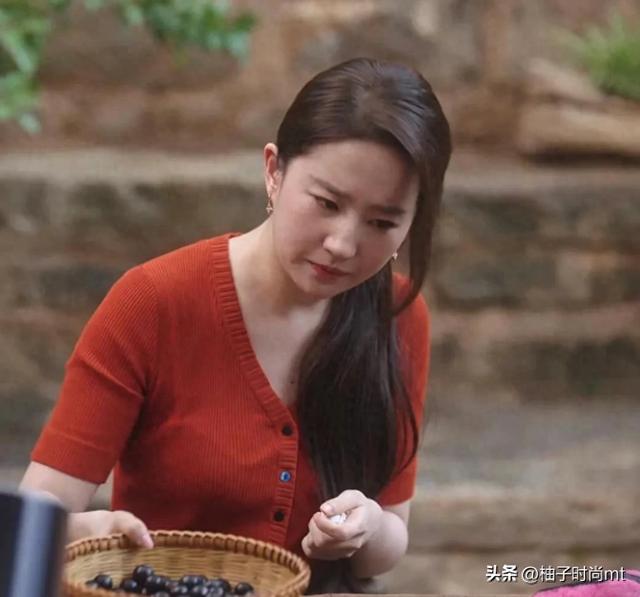 38岁刘亦菲，像中年妇女，身材发福，圆润了不少，和普通人差不多