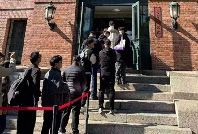 探访清华大学高研院杨振宁缅怀室：现场排数十米长队，有耄耋老人，也有父母带孩子前来吊唁