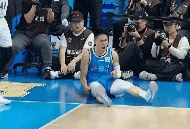 【CBA】杨鸣怼裁判遭驱逐！北京末节提速94-81胜辽宁，陈盈骏26分