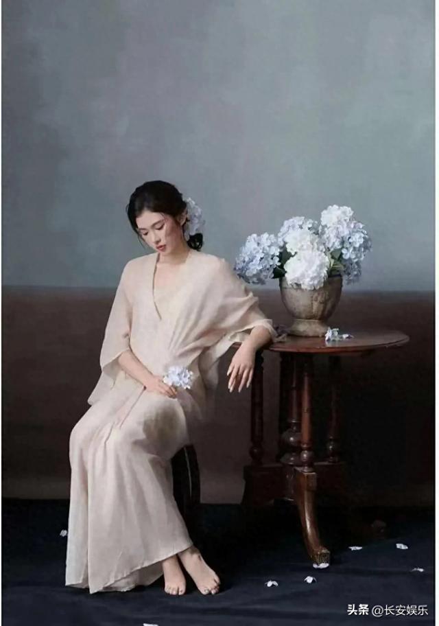 吴艳妮，二脚趾头有点长了。不得不说这颜值是真的好看