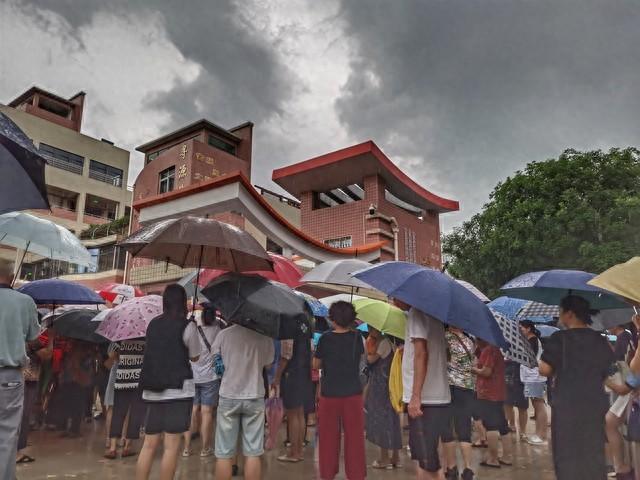 小学建议“不让老人接送孩子”？官方回应：非强制，重在安全提醒