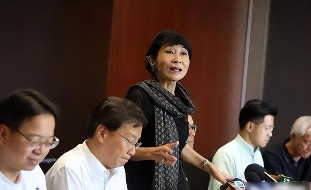 苍天饶过谁！拒唱国歌否认中国籍，俩儿子落户国外，她现状如何？