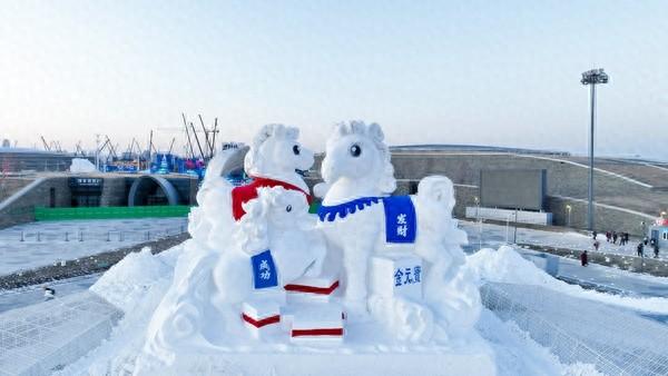 哈尔滨冰雪大世界“童话小马一家”雪雕完工焕彩