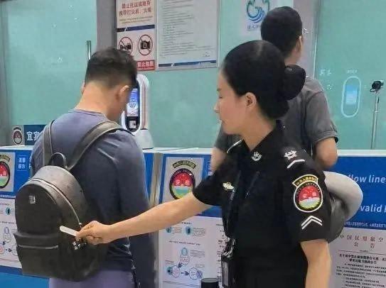 坐飞机过安检时擦的小纸片是什么？