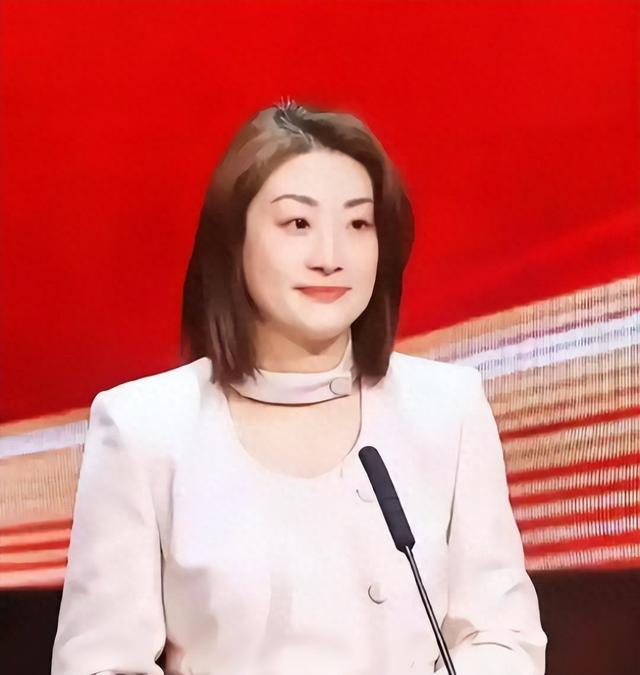 43岁宗馥莉：没有宗庆后节俭，买豪车、购百万珠宝，对员工很温柔