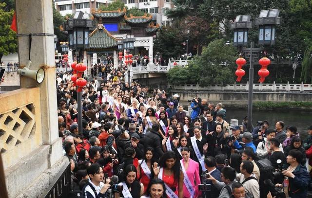 从甲秀楼到青云路 各国冠军佳丽邂逅“爽爽贵阳·甲秀南明”