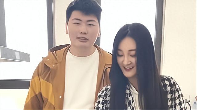 朱小伟也没有想到，离婚四年后，前妻陈亚男还是不愿意放过自己