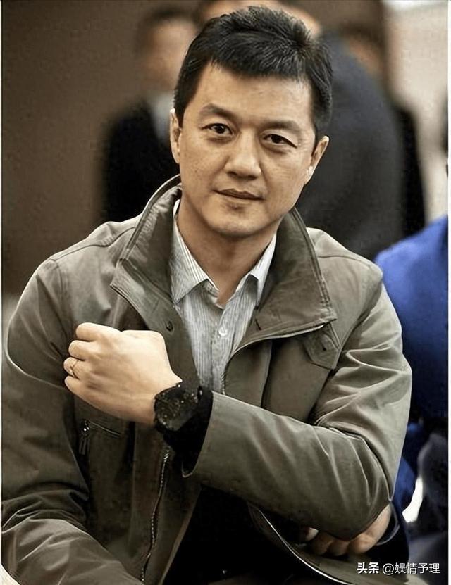 53岁李亚鹏现状：公司狂赚70亿，却住乡下吃野菜，小娇妻不离不弃