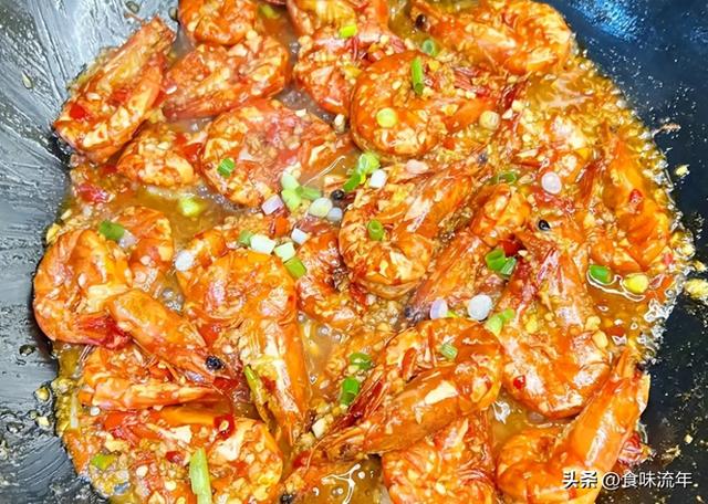 蒜香油焖大虾做法（香味浓郁的蒜香油焖大虾）