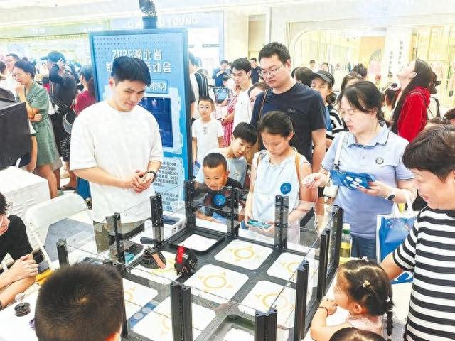 湖北首届数字体育运动会开启  无人机踢球穿梭灵活机器人格斗对抗激烈