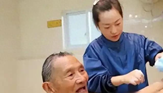 陕西女子专为老人提供服务，500元一次，常抱怨：身上全是烂疮