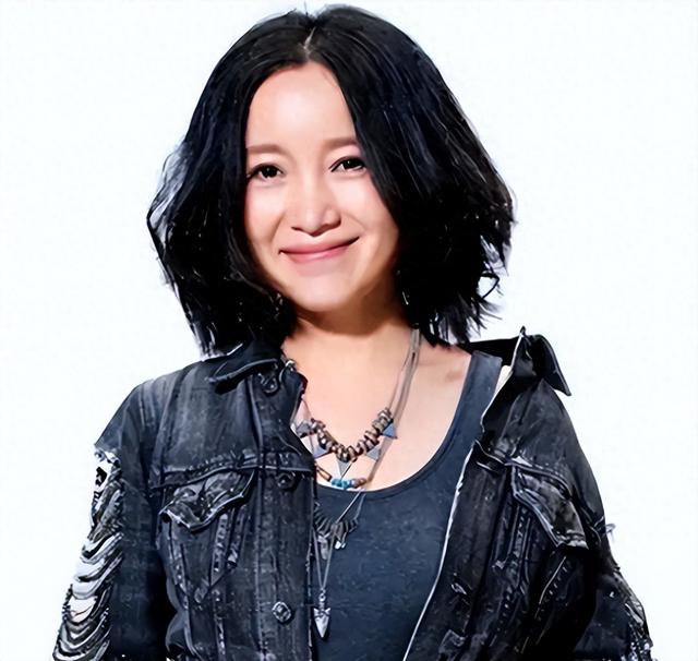 她连上5次春晚，私下却和恩师同居怀孕被骗流产，今57岁依然单身