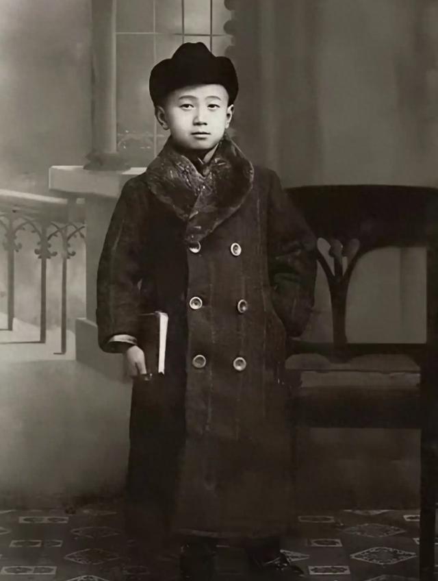 这是1921年，钱学森在北京师范附属小学的留影，那年他10岁