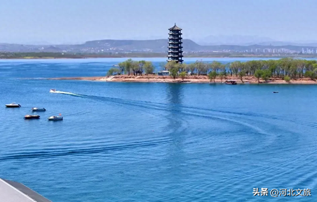 秋天的溢泉湖流光溢彩，将浪漫与温馨装满