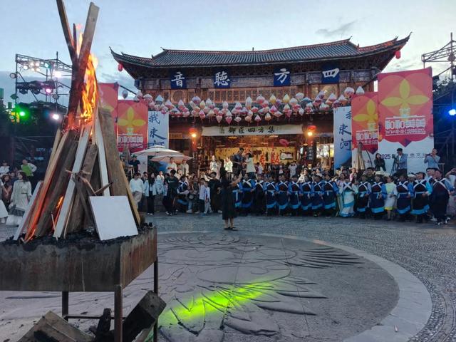 【20度的丽江】束河古镇燃情民族打跳 沉浸式体验“和和美美”文化底蕴