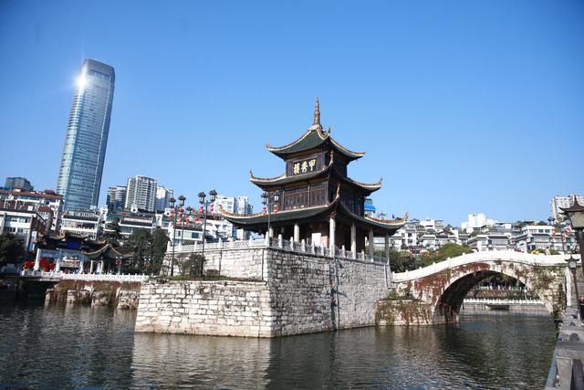​避暑季期间，贵阳甲秀楼、文昌阁等景点开放时间有调整