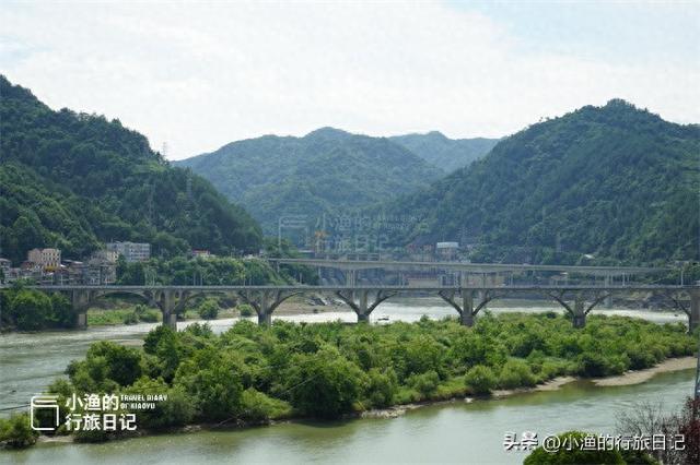 藏在秦巴腹地的陕南小城，汉江将它一分为二，沿江的石头全是红色