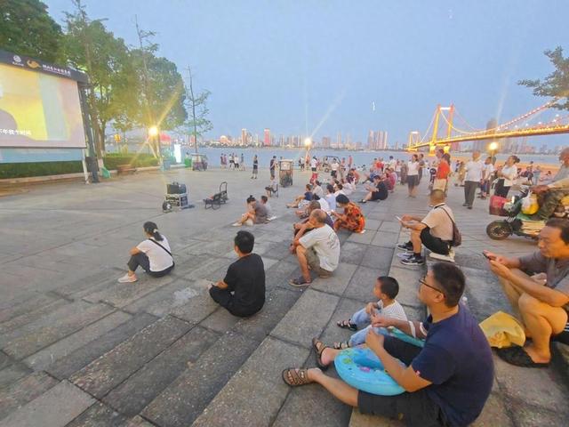 大武汉一日 | 在汉阳江滩看电影，我穿越回童年