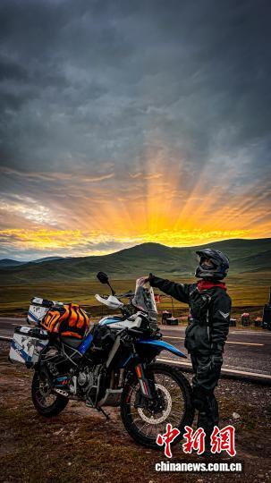 从体验到深度探索 “摩旅”青年感受大美新疆