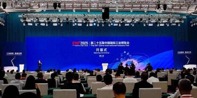 活动 | 亮相工博会开幕式，2025福布斯中国新智奖评选宣告启动