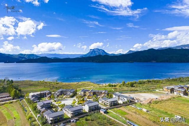 泸沽湖畔的狮子山海拔3770米，是摩梭族传说中格姆女神的化身