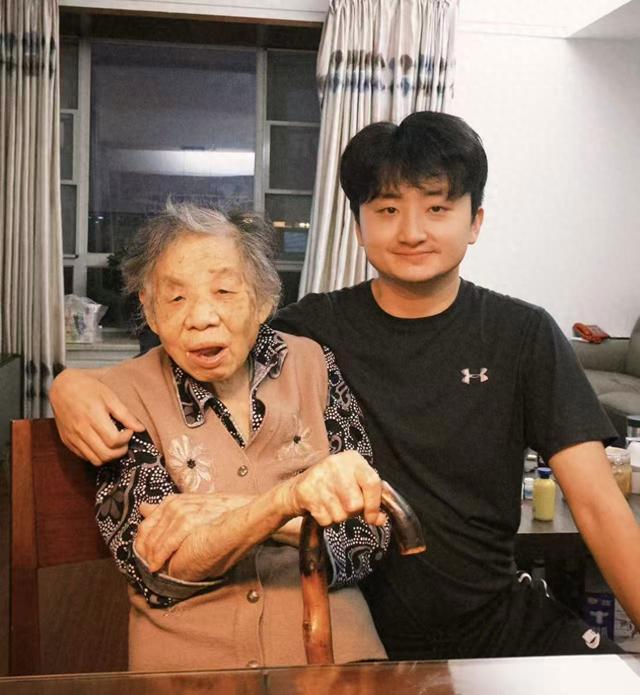 梦见打自己小孩（奶奶去世后）