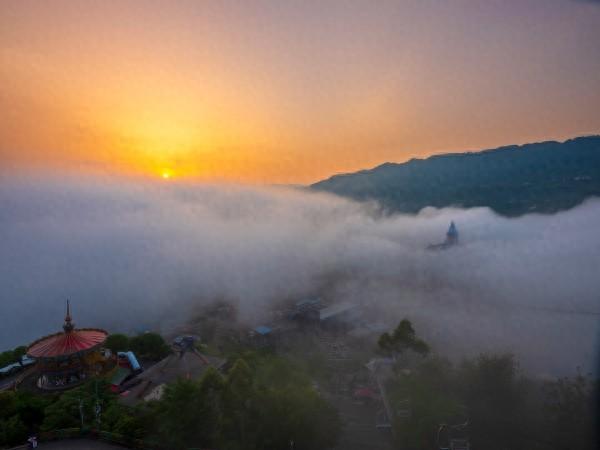 长江涪陵段现平流雾景观 云海缥缈如仙境