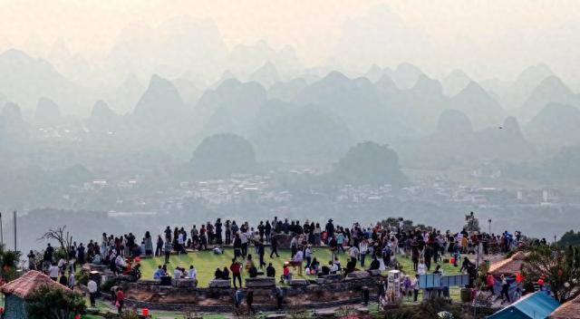 桂林阳朔：夕阳泼墨染群峰 风景如画似“千里江山图”