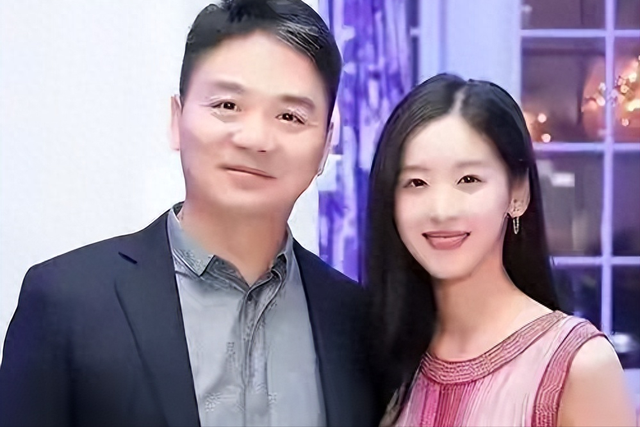 这次，在自嘲老婆面前没自信的刘强东身上，暴露了老夫老妻的尴尬