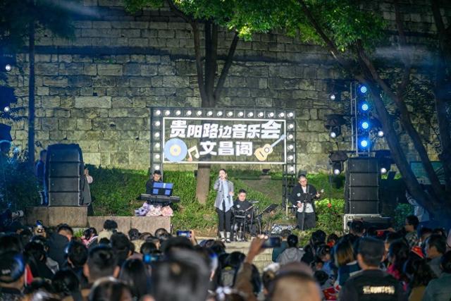 《半月谈》关注贵阳市蝶变：“过境地”成为“打卡地”