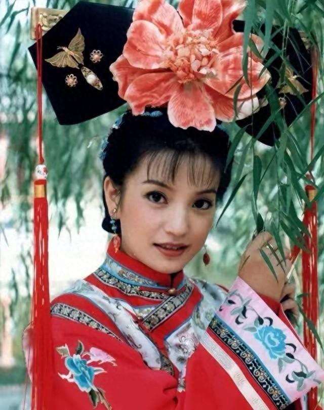 赵薇低调回安徽老家，戴口罩帽子墨镜全副武装，打扮土气像村里人